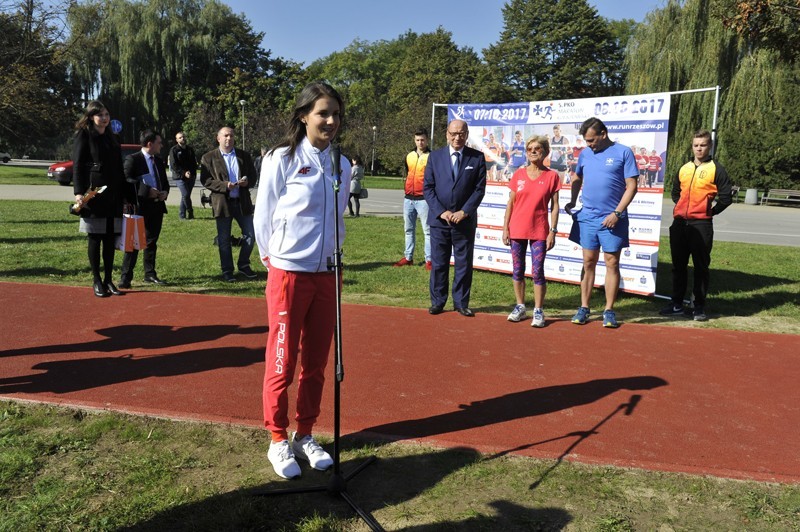 Przemawia Matylda Kowal, utytułowana sportsmenka i ambasadorka sport&oacute;w biegowych w Rzeszowie